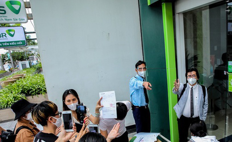 Hằng Túi phản pháo rằng: "Tiền tôi chuyển khoản trực tiếp cho Thuỷ Tiên vì trước đây tôi tin tưởng. Giờ có nhiều thông tin gây hoang mang thì người tôi cần nhắc đến là Thuỷ Tiên chứ không phải cô H. Tôi chẳng về phe ai cả".