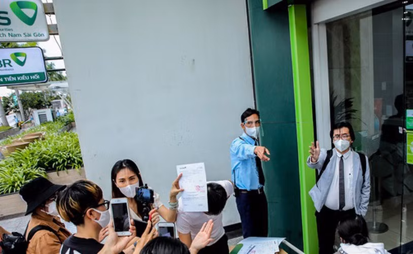 Hằng Túi phản pháo rằng: "Tiền tôi chuyển khoản trực tiếp cho Thuỷ Tiên vì trước đây tôi tin tưởng. Giờ có nhiều thông tin gây hoang mang thì người tôi cần nhắc đến là Thuỷ Tiên chứ không phải cô H. Tôi chẳng về phe ai cả".