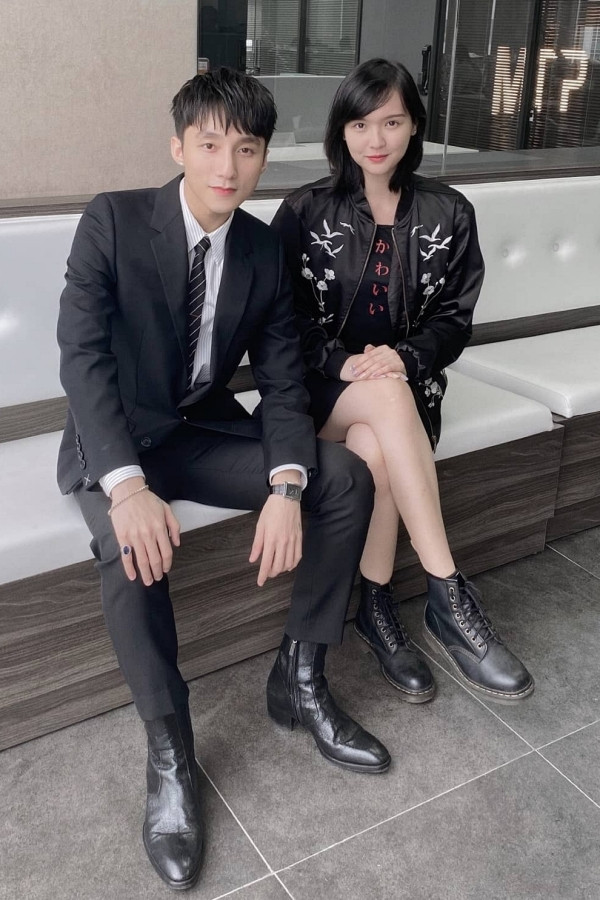 Bên cạnh đó, dân mạng cũng một lần nữa xuýt xoa về sự giống nhau của Sơn Tùng và Hải Tú, thậm chí có người còn mạnh dạn khen tướng phu thê: "2 người mà như 1 người. Giống nhau tới từng mm", "Tướng phu thê thật sự", "Ý là em ở trong tâm trí anh đó hả?", "Nói hoài rồi nhưng nhìn ảnh này đúng kiểu giống không chịu được",...