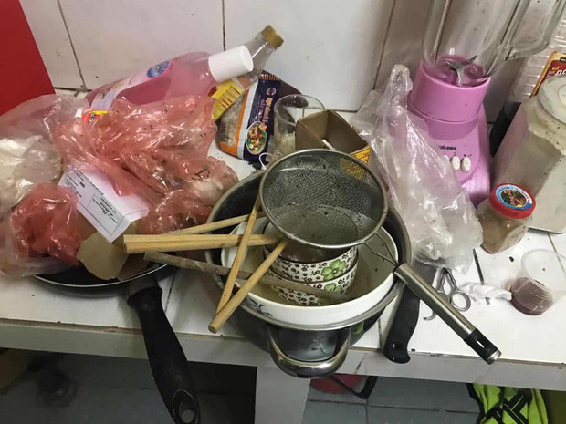 Chẳng ai có thể nghĩ căn phòng bừa bộn, xung quanh la liệt đồ đạc này là phòng của một cô gái với ngoại hình xinh đẹp, sáng sủa.