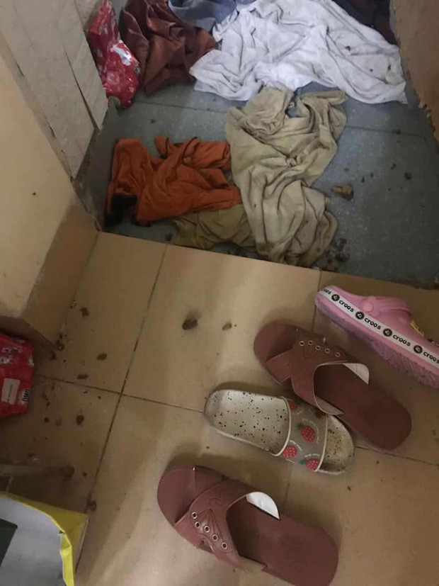 Kèm theo những dòng bóc phốt gái xinh ở bẩn thành viên L.T đó là hình ảnh căn phòng bừa bộn, từ quần áo chăn màn đến đồ ăn thức uống vứt rải rác khắp căn phòng khiến nhiều người không khỏi choáng váng.