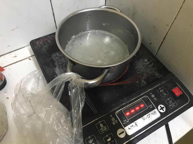 Ngay sau khi những hình ảnh và câu chuyện cô gái xinh như hot girl ở bẩn được chia sẻ lên mạng xã hội đã khiến nhiều người không khỏi rùng mình và choáng váng. Chẳng thể tin được một cô gái xinh xắn, lúc nào ra ngoài cũng gọn gàng, sạch sẽ lại có thể để căn phòng của mình bừa bộn chẳng khác nào "chuồng lợn".