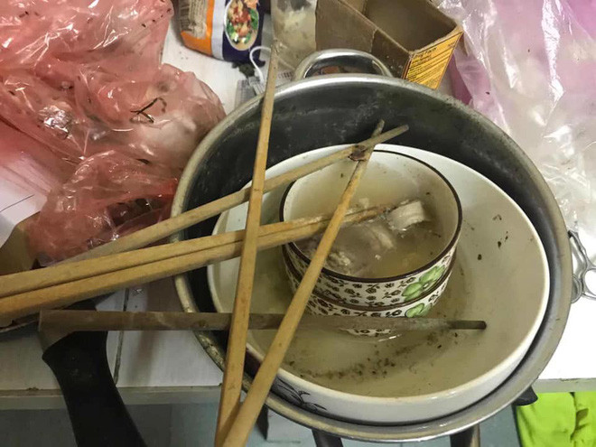 Cũng theo chia sẻ của tài khoản L.T ngay sau khi chứng kiến cảnh tượng bừa bộn cùng thứ mùi khó chịu khiến ai nấy đều muốn buồn nôn đó cô đã đề nghị chồng nói người "em gái nuôi" chuyển đi bởi sự ở bẩn thỉu, bừa bộn đã "đạt cảnh giới" kinh hoàng.