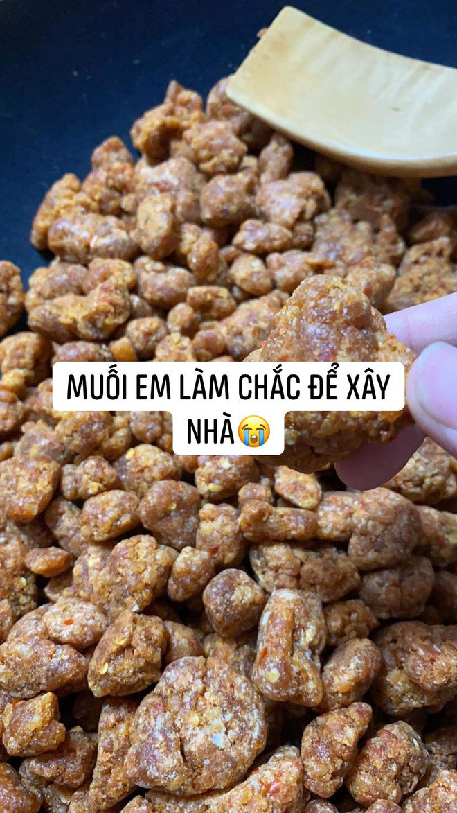 Cùng là muối tôm nhưng người ta làm để chấm đồ ăn, còn người làm ra khiến người được mời ăn cảm thấy hoang mang.