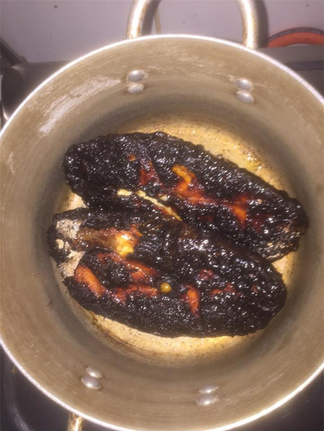 Học người ta làm cá kho mật nhưng dường như mật hơi quá tay thành cháy.