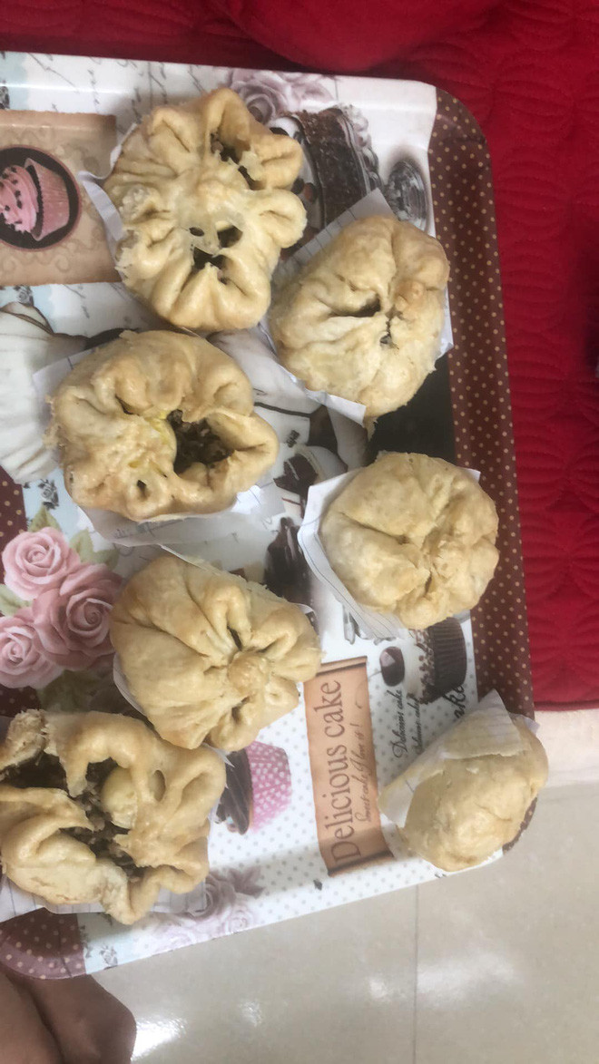 Rõ ràng lúc nặn bánh bao thành hình rất đẹp, đến khi hấp lên lại thành bánh... mặt quỷ.