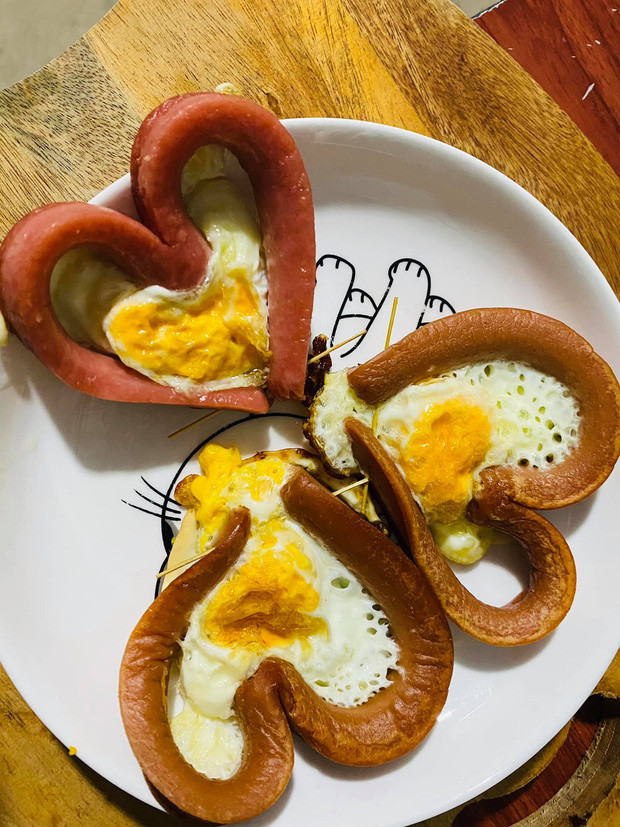 Cũng học người ta làm ốp la xúc xích tình yêu nhưng đến lúc thực hiện lại chẳng như hình minh họa.