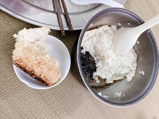 Tự nhủ lòng mình ăn cơm cháy thì cũng ngon vậy chứ biết giải thích thế nào bây giờ.