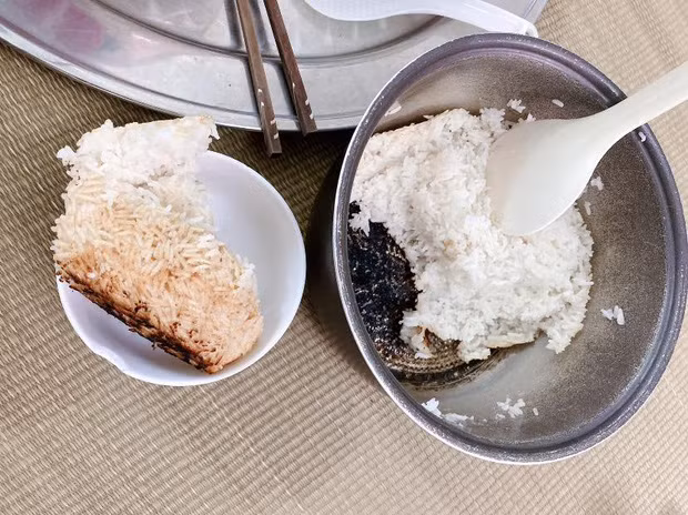 Tự nhủ lòng mình ăn cơm cháy thì cũng ngon vậy chứ biết giải thích thế nào bây giờ.