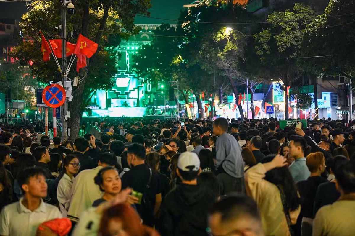 Năm nay chỉ có 1 địa điểm duy nhất tổ chức countdown tại Quảng trường Đông Kinh Nghĩa Thục nên dòng người đổ về đây rất đông.