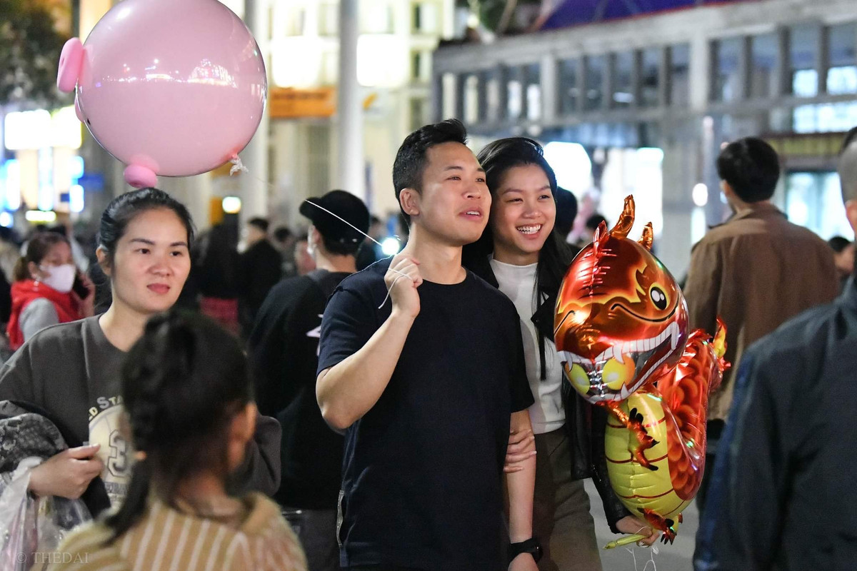 Dù không có bắn pháo hoa, song quanh khu vực Hồ Gươm lại có nhiều chương trình văn nghệ chào mừng năm mới 2024.