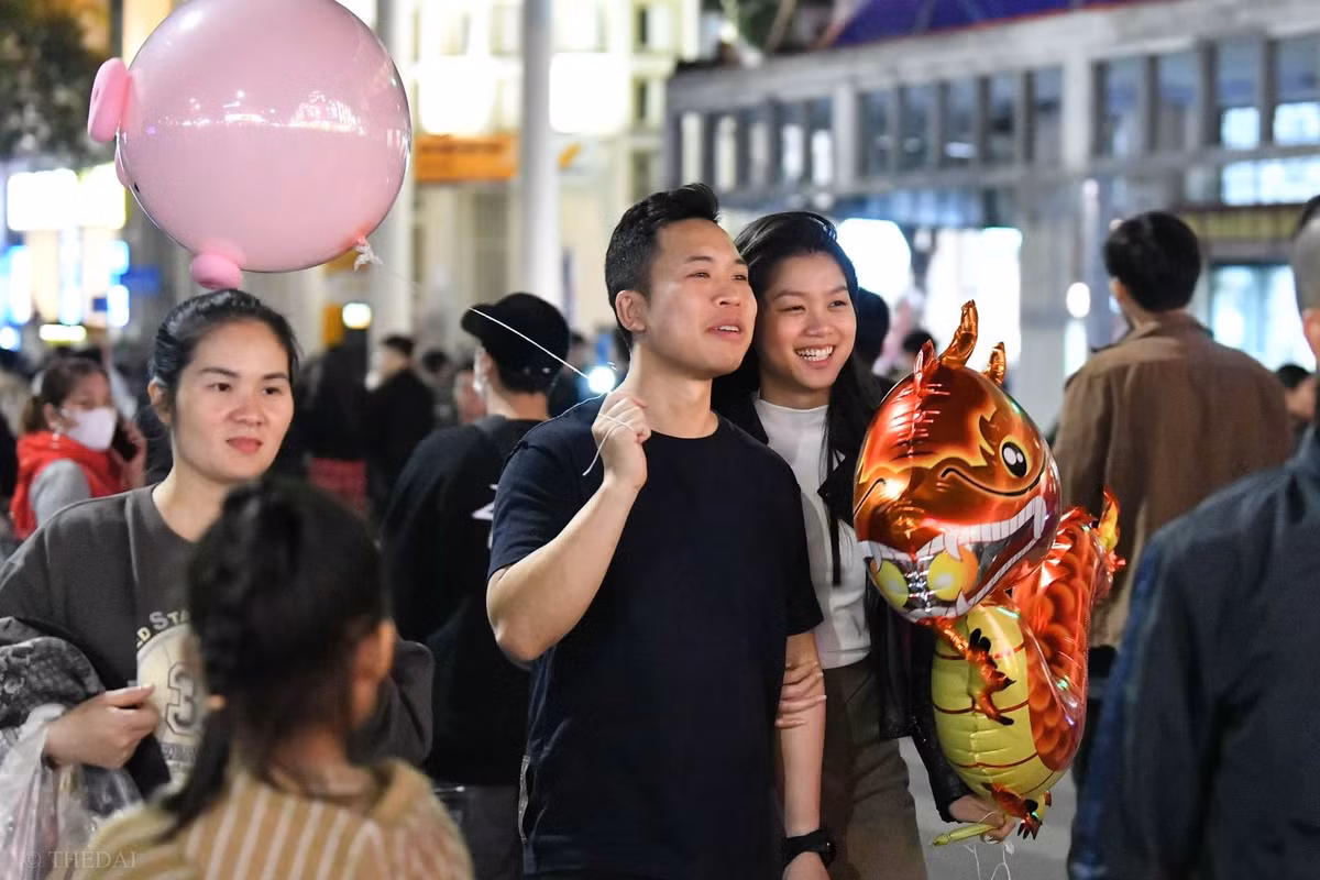 Dù không có bắn pháo hoa, song quanh khu vực Hồ Gươm lại có nhiều chương trình văn nghệ chào mừng năm mới 2024.