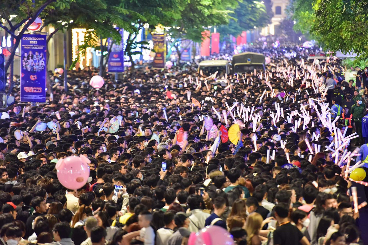 Dòng người xếp hàng trước sân khấu tại Quảng trường Đông Kinh Nghĩa Thục để chờ đón những tiết mục ca múa nhạc sôi động và hướng tới thời khác chuyển giao giữa năm cũ và năm mới.