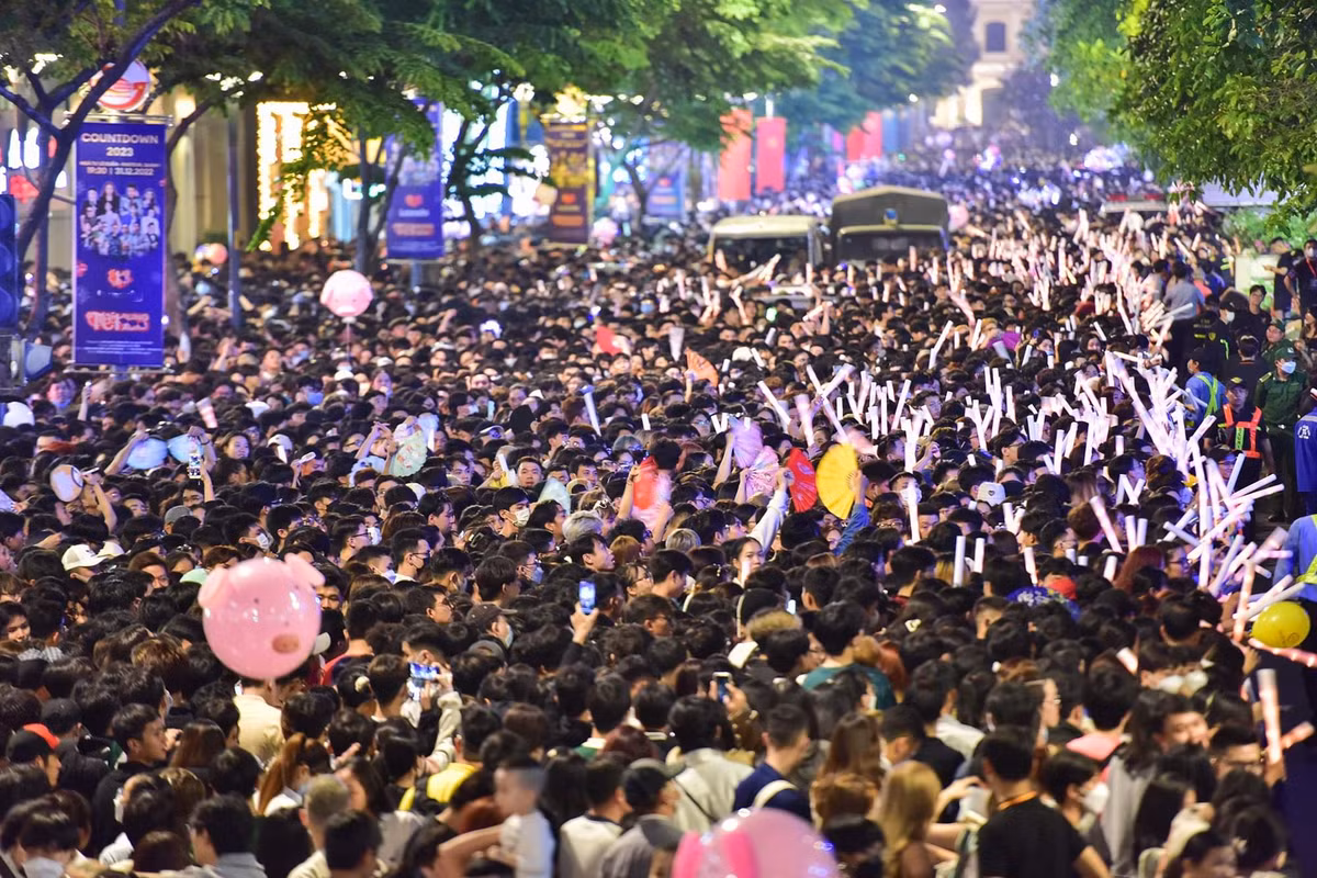 Dòng người xếp hàng trước sân khấu tại Quảng trường Đông Kinh Nghĩa Thục để chờ đón những tiết mục ca múa nhạc sôi động và hướng tới thời khác chuyển giao giữa năm cũ và năm mới.