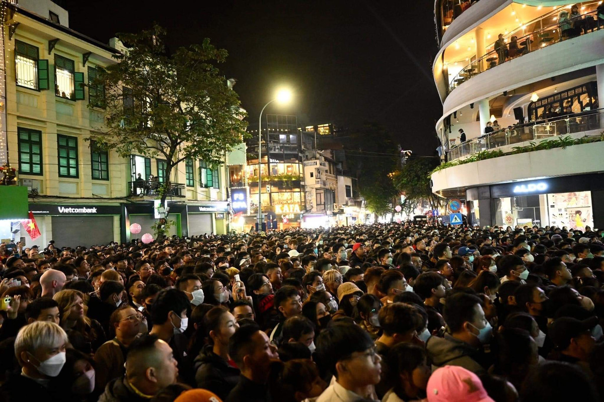 Cũng giống như mọi năm, Lễ hội chia tay năm cũ, đón năm mới tại phố đi bộ Hồ Hoàn Kiếm thu hút được lượng lớn người dân Thủ đô và những vùng lân cận.