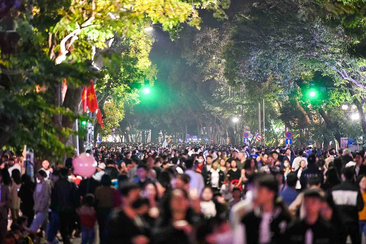 Theo cập nhật từ PV, ngay từ 19h ngày 31/12, mọi ngả đường hướng về Quảng trường Đông Kinh Nghĩa Thục thuộc phố đi bộ Hồ Hoàn Kiếm đã "đông như nêm".