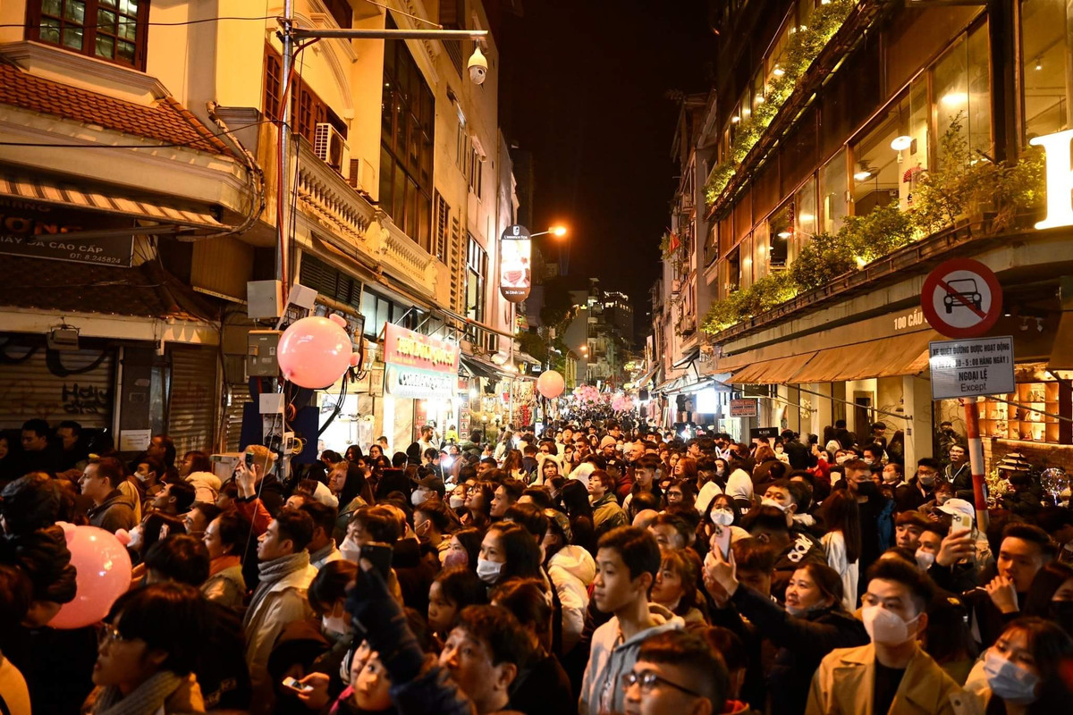 "Ngã 3 Quốc tế" Tạ Hiện cũng chật cứng người vào ngày cuối cùng của năm 2023.