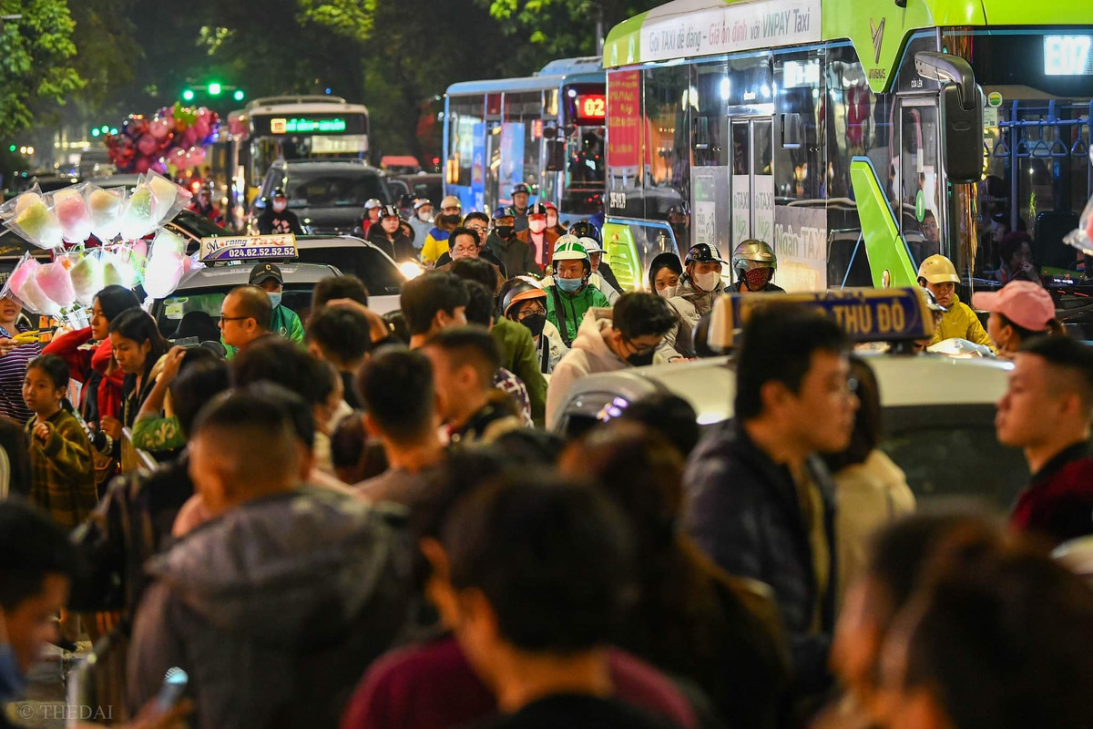 Các tuyến đường dẫn đến phố đi bộ Hà Nội như Hai Bà Trưng, Tràng Thi… rất đông đúc. Nhiều đôi bạn trẻ phải đi từ sớm mong chọn vị trí thuận lợi để đón thời khắc chuyển giao năm cũ - năm mới.