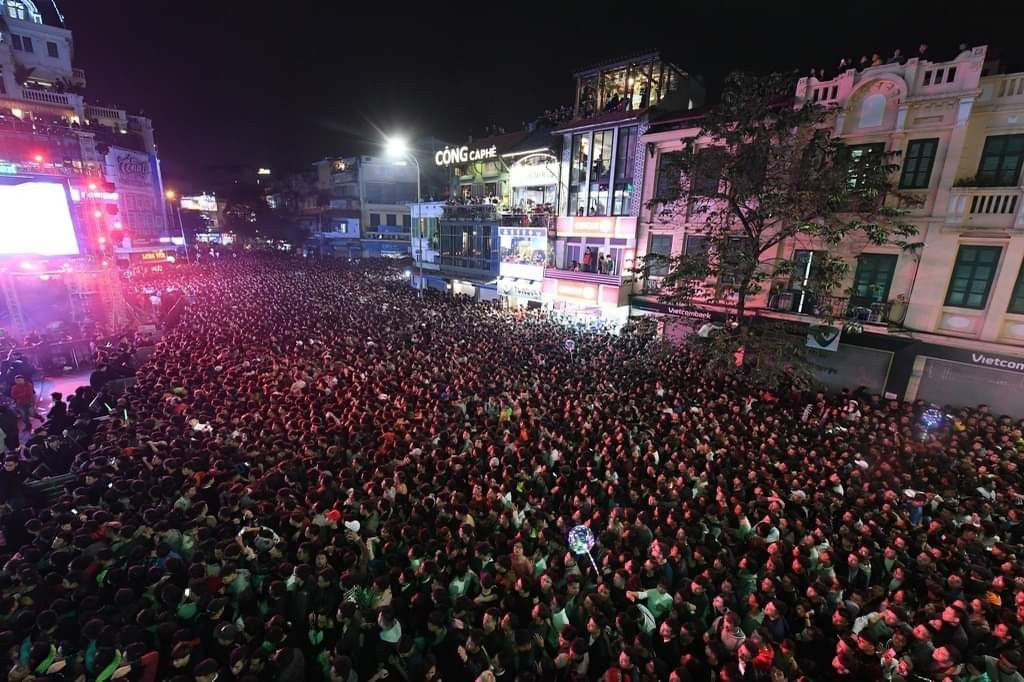 Càng tối muộn, dòng người đổ về càng đông hơn. Người dân từ khắp nơi gửi xe ở những con phố lân cận để đi bộ tới quảng trường Đông Kinh Nghĩa Thục - nơi tổ chức Lễ hội countdown.
