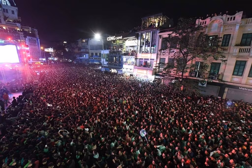 Càng tối muộn, dòng người đổ về càng đông hơn. Người dân từ khắp nơi gửi xe ở những con phố lân cận để đi bộ tới quảng trường Đông Kinh Nghĩa Thục - nơi tổ chức Lễ hội countdown.