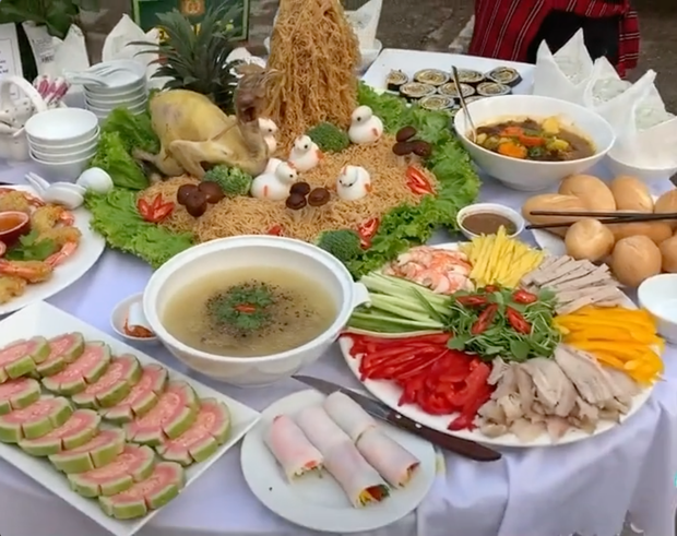 Toàn cảnh mâm cỗ dự thi của các chú bộ đội đang được netizen truyền tay nhau.