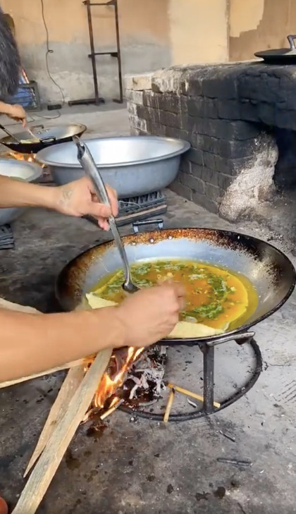 Tráng trứng kiểu gấp chăn, một đặc sản của quân ngũ.