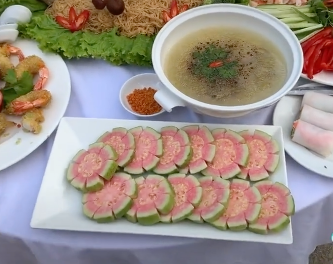 Chỉ là đĩa hoa quả tráng miệng thôi mà các chú bộ đội cũng cầu kì tỉa hoa.