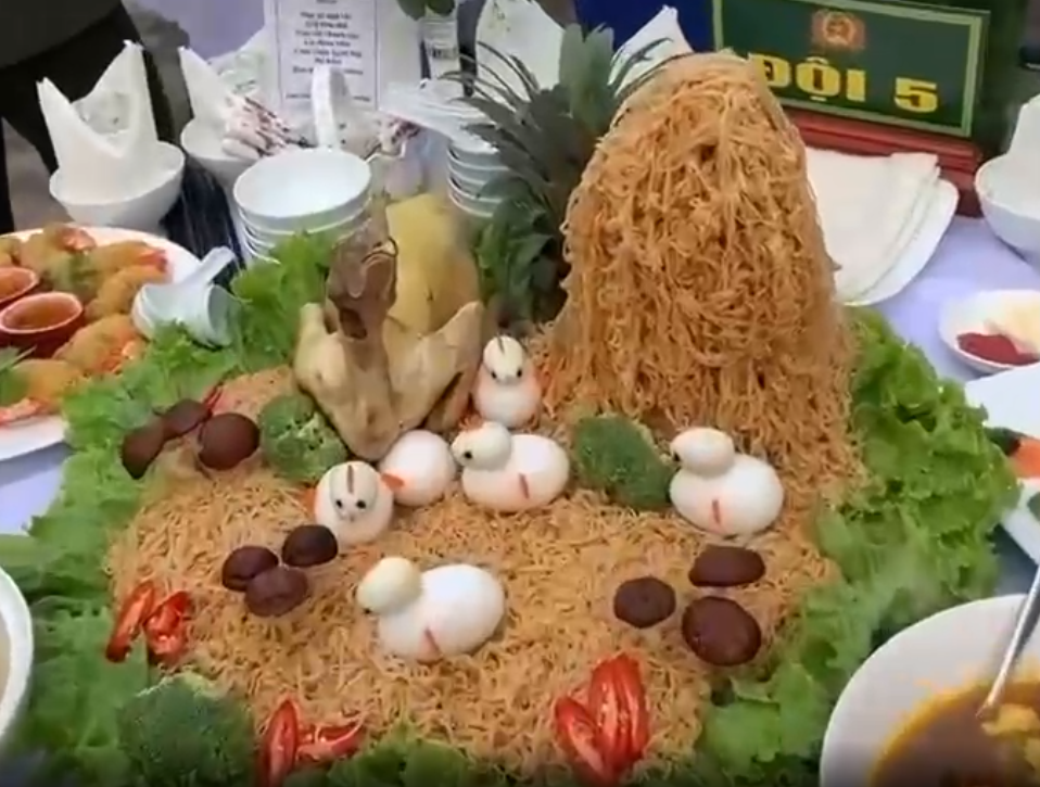 Ấn tượng nhất trong mâm cơm của chú bộ đội có lẽ là hình ảnh đàn gà được tạo hình từ 1 con gà luộc và đàn gà con làm từ những quả trứng.