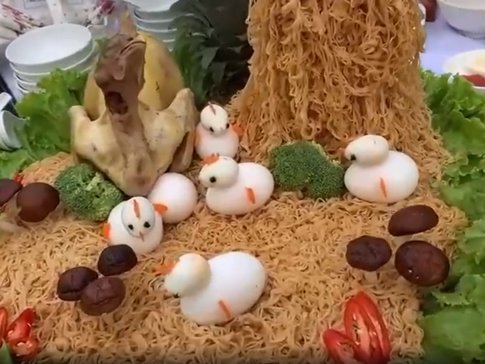 Đặc biệt, "background" còn được làm thành hình ảnh một đống rơm làm từ mì tôm, lại còn có thêm nấm và ớt để trang trí. Tất cả trông như một bức tranh.