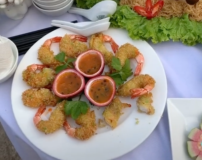 Dưới đoạn clip nhiều netizen để lại bình luận: "Lấy chồng bộ đội đi ngày nào chẳng được ăn thế này" hay "Nhìn mâm cơm này thôi đã biết các chú auto đẹp trai rồi"...