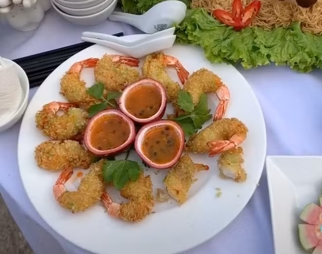 Dưới đoạn clip nhiều netizen để lại bình luận: "Lấy chồng bộ đội đi ngày nào chẳng được ăn thế này" hay "Nhìn mâm cơm này thôi đã biết các chú auto đẹp trai rồi"...