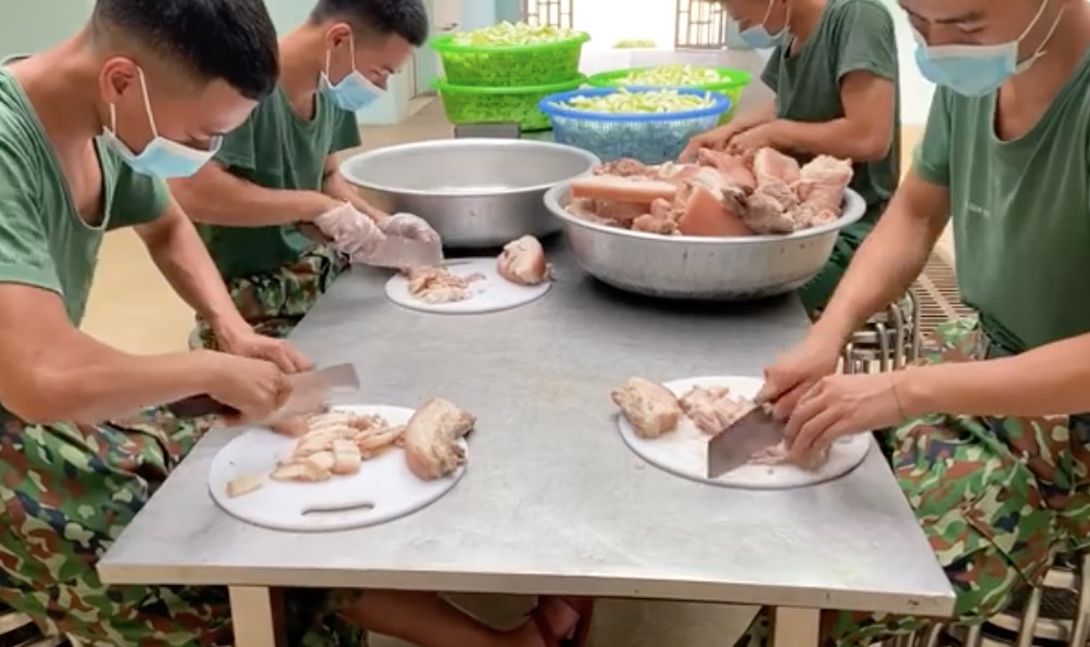 Dù là nam giới nhưng "tay dao, tay thớt" của các chú bộ đội khá bén.