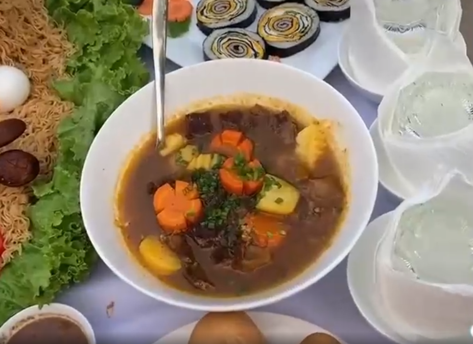 Bên cạnh đó, mâm cơm của các chú bội đội này còn có rất nhiều món như kimbap, bò sốt vang ăn với bánh mì, tôm chiên sốt chanh leo, cuốn tôm...