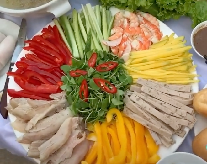 Nhìn món gỏi cuốn đầy màu sắc trong mâm cơm của các chú bộ đội thôi cũng khiến netizen khó cầm lòng.