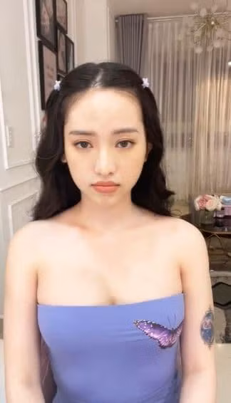 Mới đây, hot girl Thúy Vi còn chứng minh sức hút của bản thân khi chụp lại tin nhắn trai trẻ tán tỉnh. Dù cô nàng không phản hồi nhưng người này liên tục gửi tin nhắn.