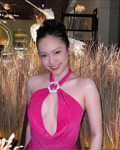 Thúy Vi liên tục thử nghiệm nhiều mốt thời trang khác nhau, làm mới hình ảnh. Những thay đổi luôn là nguyên nhân dẫn tới bình luận khen chê không thể nào tránh được.