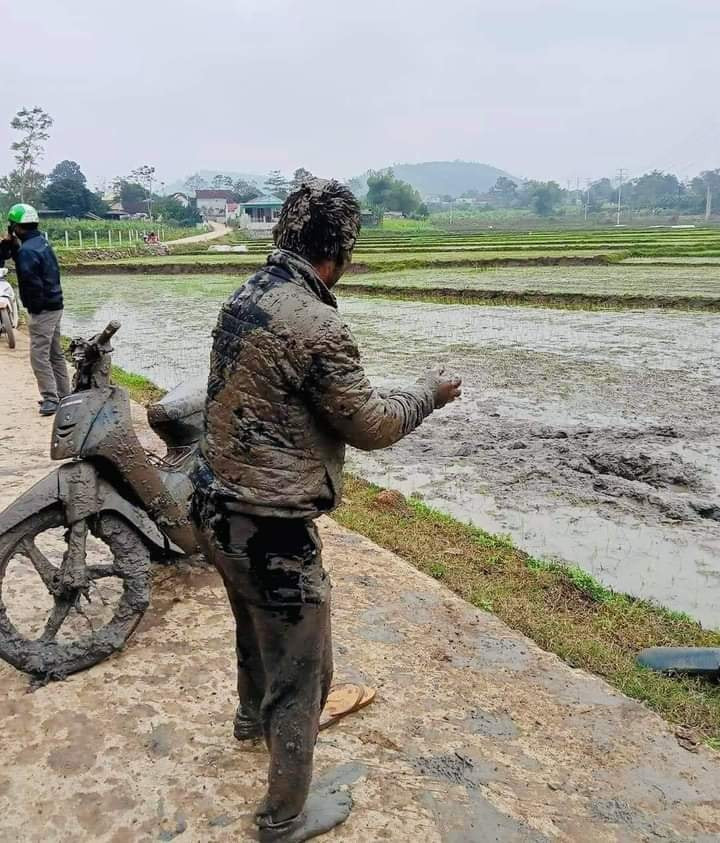 May mắn cho người đàn ông được những người qua đường giúp dựng xe lên giúp. Dĩ nhiên chiếc xe cũng không tránh được cảnh nhuốm đầy bùn như 2 khổ chủ.
