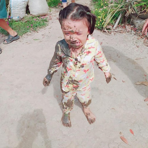 Chứng kiến hình ảnh tai nạn lao xe ngã xuống ruộng, nhiều dân mạng để lại ý kiến. Điển hình như nickname N.K.L bày tỏ: "Ngày xưa anh đi xe nam của ông ngoại, lao luôn vào bụi rậm người lớn phải bế ra cơ mà. Em bé có xe xịn thế này là hạnh phúc lắm rồi đó. Thôi không sao em ạ, hi vọng sau này đi xe sẽ sành điệu hơn, không ngã nữa".