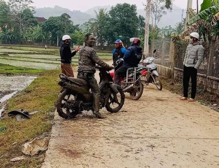 Sau vụ lao xe xuống ruộng, người đàn ông được đưa lên bờ trong bộ dạng nhuốm đầy bùn đen. Từ mái tóc, khuôn mặt đến chiếc váy body ôm sát đều không giữ được màu sắc ban đầu.