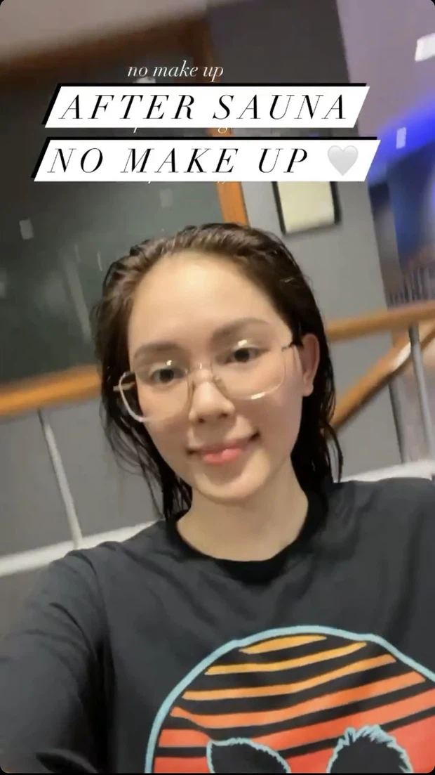 Mới đây nhất, chỉ với một “chiếc” clip 6 giây khoe mặt mộc sau khi tắm hơi, chị dâu tương lai của rich kid Tiên Nguyễn đã khiến người hâm mộ ngỡ ngàng bởi nhan sắc trẻ trung, không chút tì vết của mình.