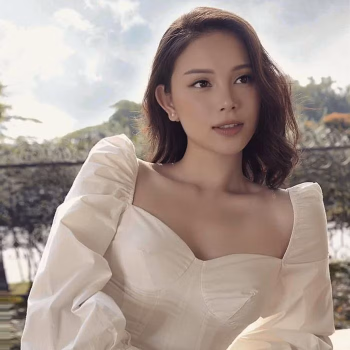 Cùng ngắm nhìn thêm những khoảnh khắc đẹp xuất sắc của hot girl Linh Rin.