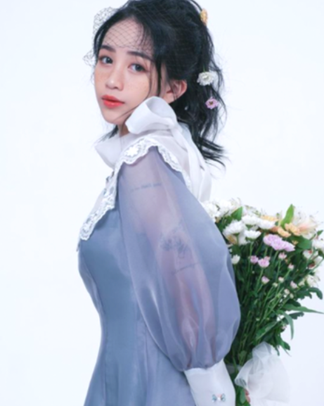 Chiếc mũi cao thẳng tắp đầy khác biệt cũng khiến nhiều người "nhận không ra" ái nữ nhà đại gia Minh Nhựa.