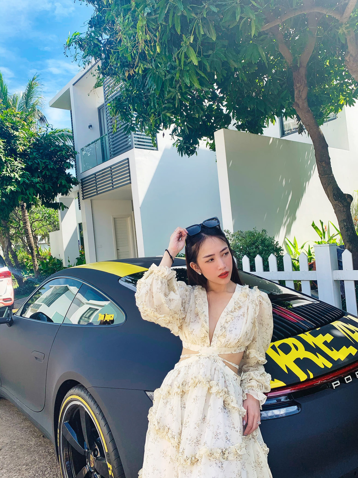 Trong bộ ảnh mới, "bà mẹ một con" Joyce Phạm diện chiếc váy đen có những đường cắt cúp táo bạo khéo léo khoe đường cong đầy quyến rũ.