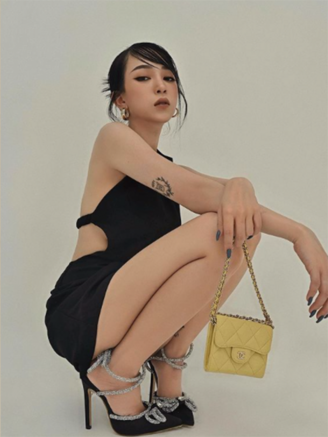 Đặc biệt, gương mặt tròn trịa, bầu bĩnh của Joyce Phạm cũng đã trở nên "sắc lẻm" và đầy cá tính.