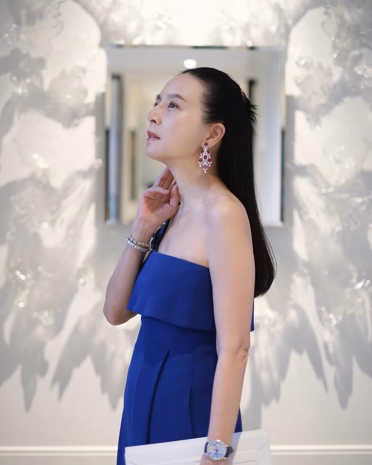 Không chỉ được biết đến với vai trò điều hành, bà còn nổi tiếng nhờ vẻ ngoài trẻ trung, xinh đẹp, vóc dáng thon gọn ở tuổi gần 60.