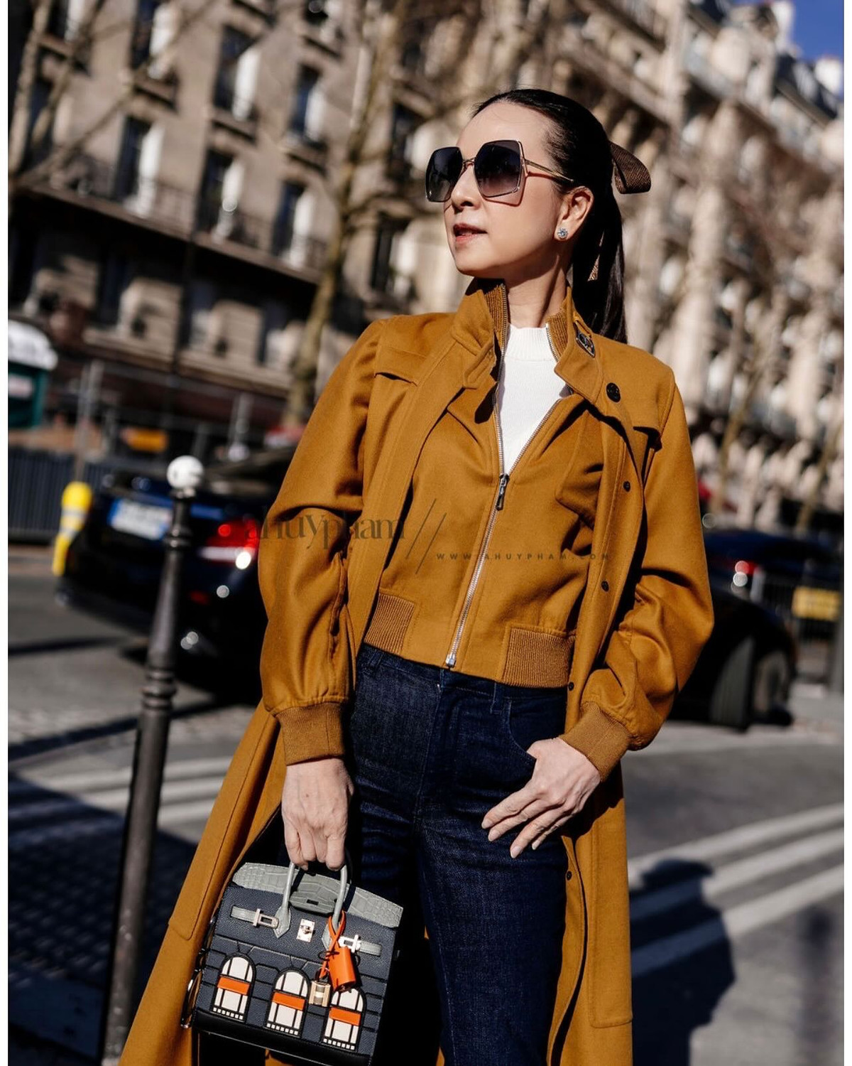 Bà thuộc thế hệ thứ 5 của gia tộc Lamsam, một trong những gia tộc giàu có nhất xứ chùa Vàng. Lamsam là những người sáng lập và vận hành ngân hàng lớn hàng đầu ở Thái Lan là Kasikorn Bank.