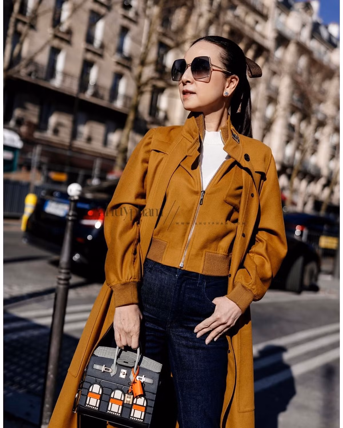 Bà thuộc thế hệ thứ 5 của gia tộc Lamsam, một trong những gia tộc giàu có nhất xứ chùa Vàng. Lamsam là những người sáng lập và vận hành ngân hàng lớn hàng đầu ở Thái Lan là Kasikorn Bank.