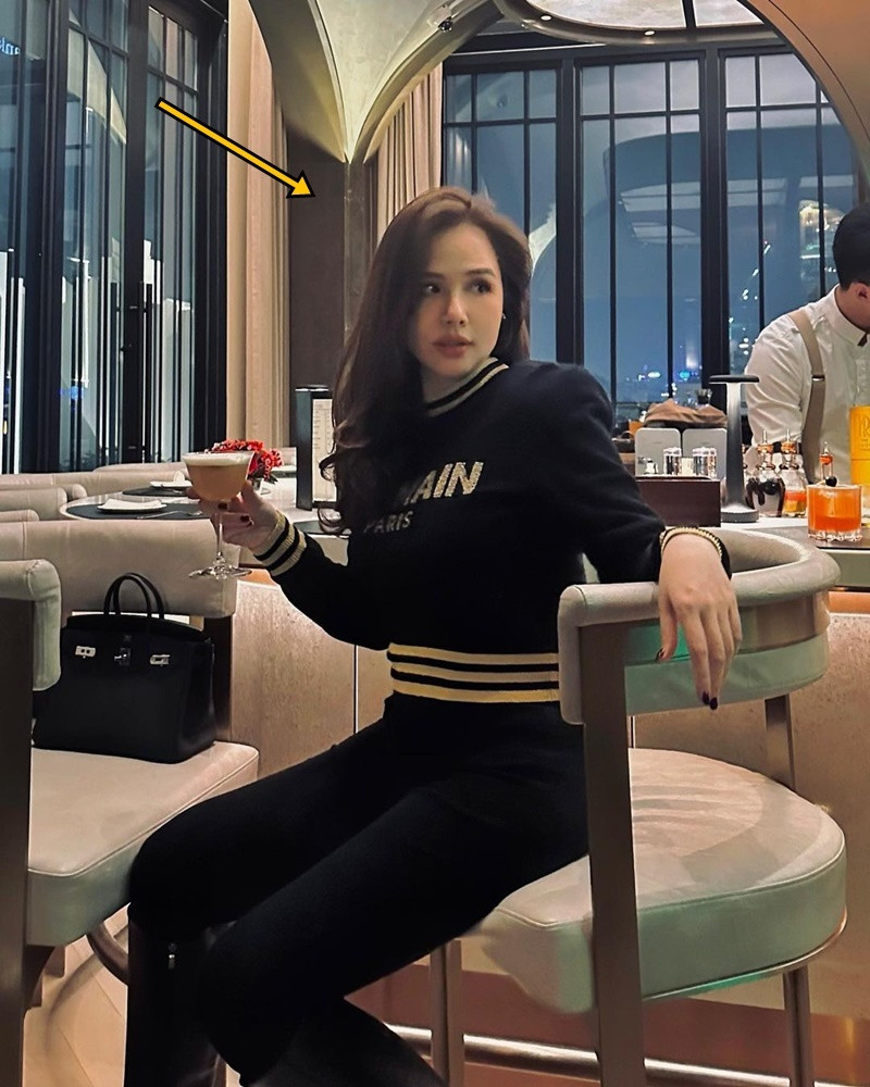 Tại đây, hot girl Phanh Lee "đốn tim" fan bởi gương mặt xinh đẹp, thần thái hút mắt nhìn. Tuy nhiên, cô lại chăm diện những bộ trang phục đơn giản, kín đáo, mang tông màu đen.