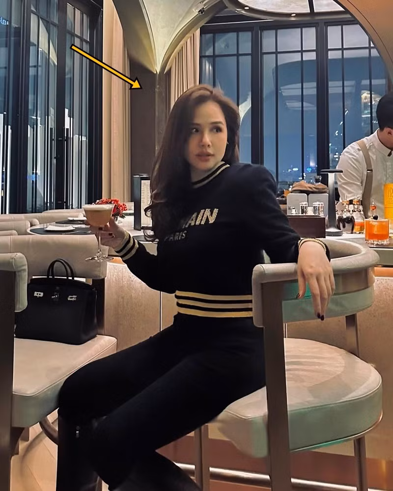 Tại đây, hot girl Phanh Lee "đốn tim" fan bởi gương mặt xinh đẹp, thần thái hút mắt nhìn. Tuy nhiên, cô lại chăm diện những bộ trang phục đơn giản, kín đáo, mang tông màu đen.