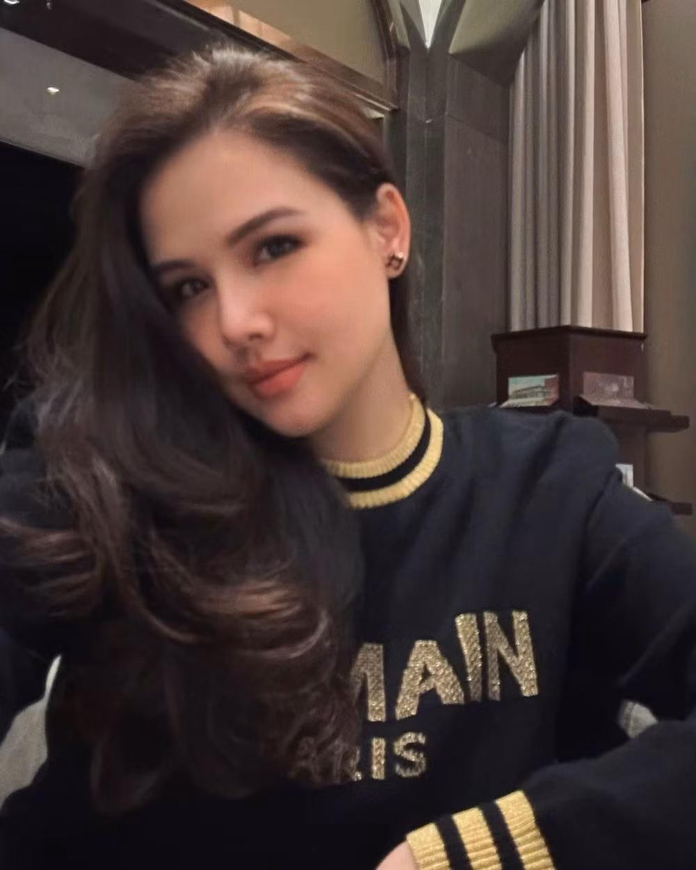 Xem những bức ảnh của hot mom xinh đẹp Phanh Lee, netizen cho rằng, phong cách thời trang hiện tại của người đẹp 9X xuất phát từ sự tự ti vóc dáng sau sinh.